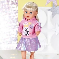 BABY Born Fashion Combi Am Kleiderbügel - Kapuzenshirt Und Rock Oder Longsleeve Und Hose 10 BABY Born Fashion Combi Am Kleiderbügel - Kapuzenshirt Und Rock Oder Longsleeve Und Hose -Schleich Verkaufsgeschäft 828182 3 hjnnbkezehrflth0